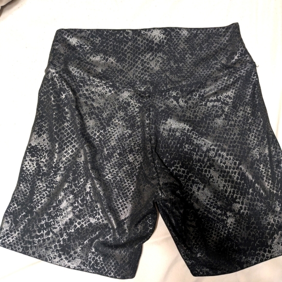 PINK Victoria's Secret Ultimate Black Snakeskin Shorts Size Medium Pink Active - Picture 2 of 3